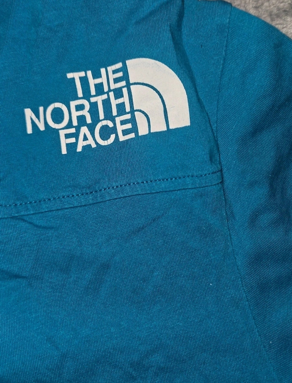 The North Face T-Shirt Medium Black for Casual Style