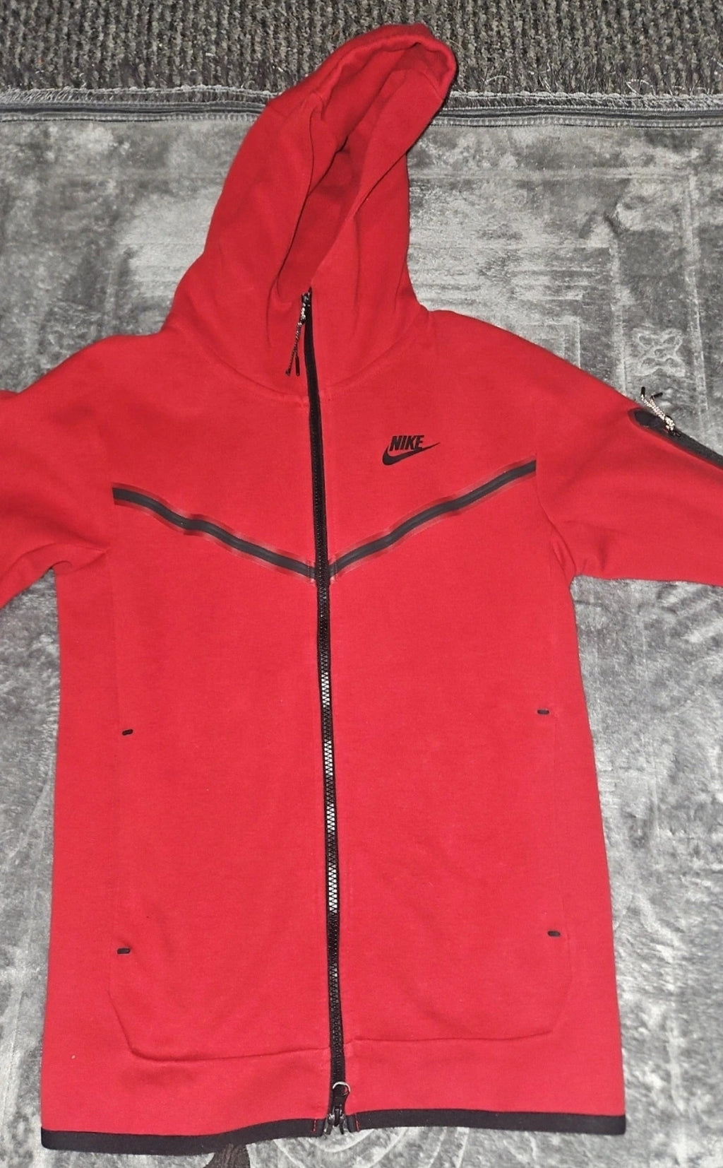 Nike Tech Fleece Red XS – Iconic Streetwear Essential