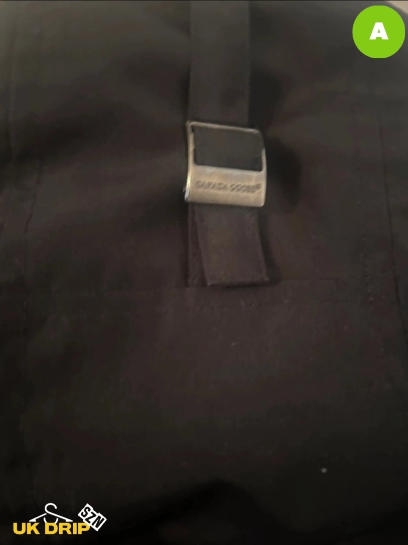 Goose black red badge size medium