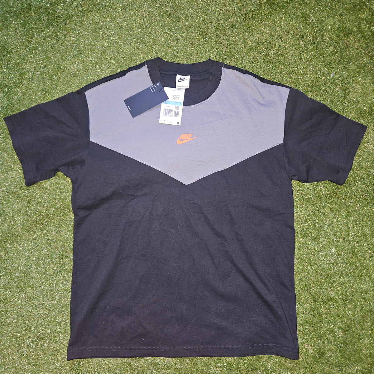 Nike Tech T-Shirt – Black - size medium - bnwt
