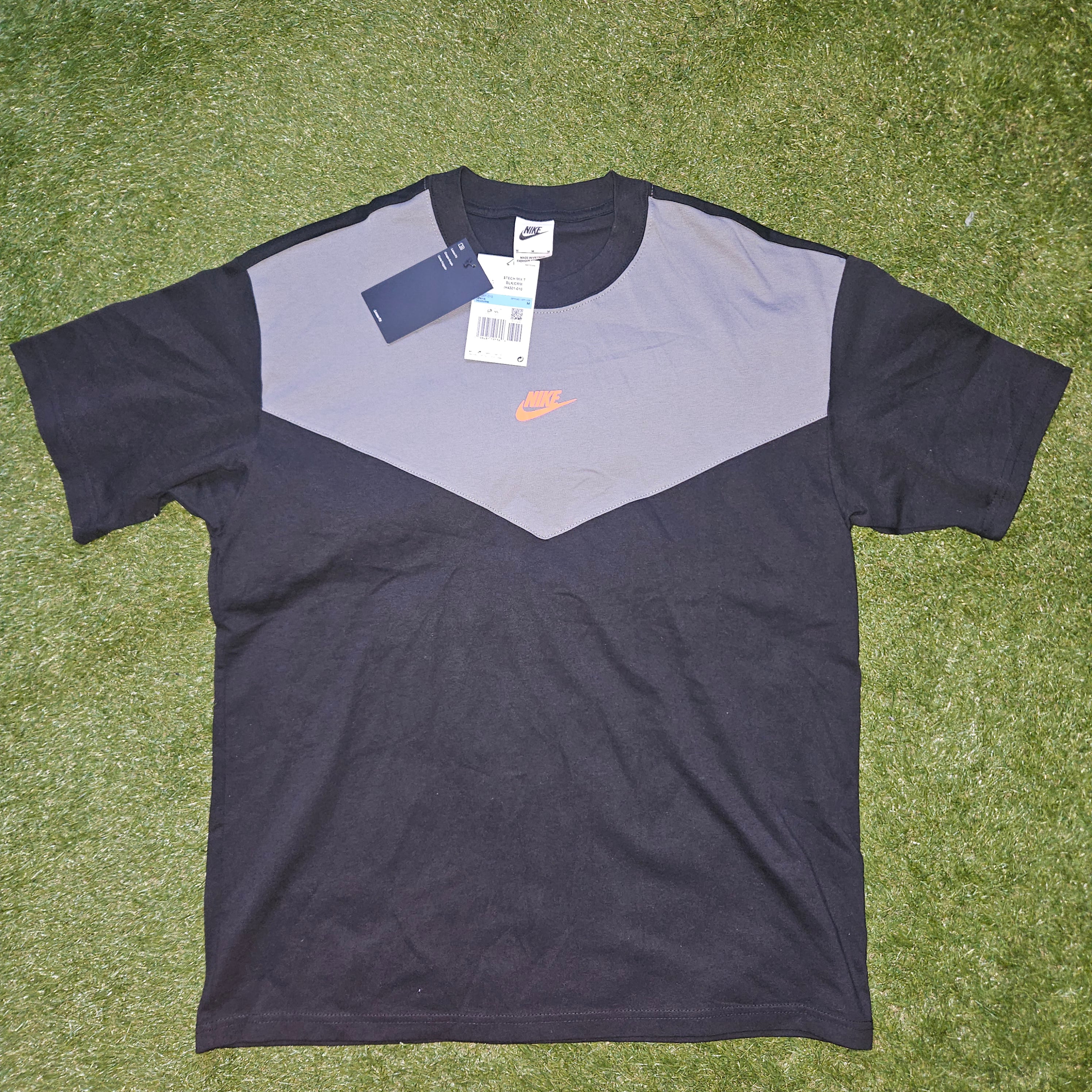 Nike Tech T-Shirt – Black - size medium - bnwt