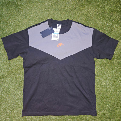 Nike Tech T-Shirt – Black - size medium - bnwt