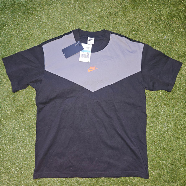 Nike Tech T-Shirt – Black - size medium - bnwt