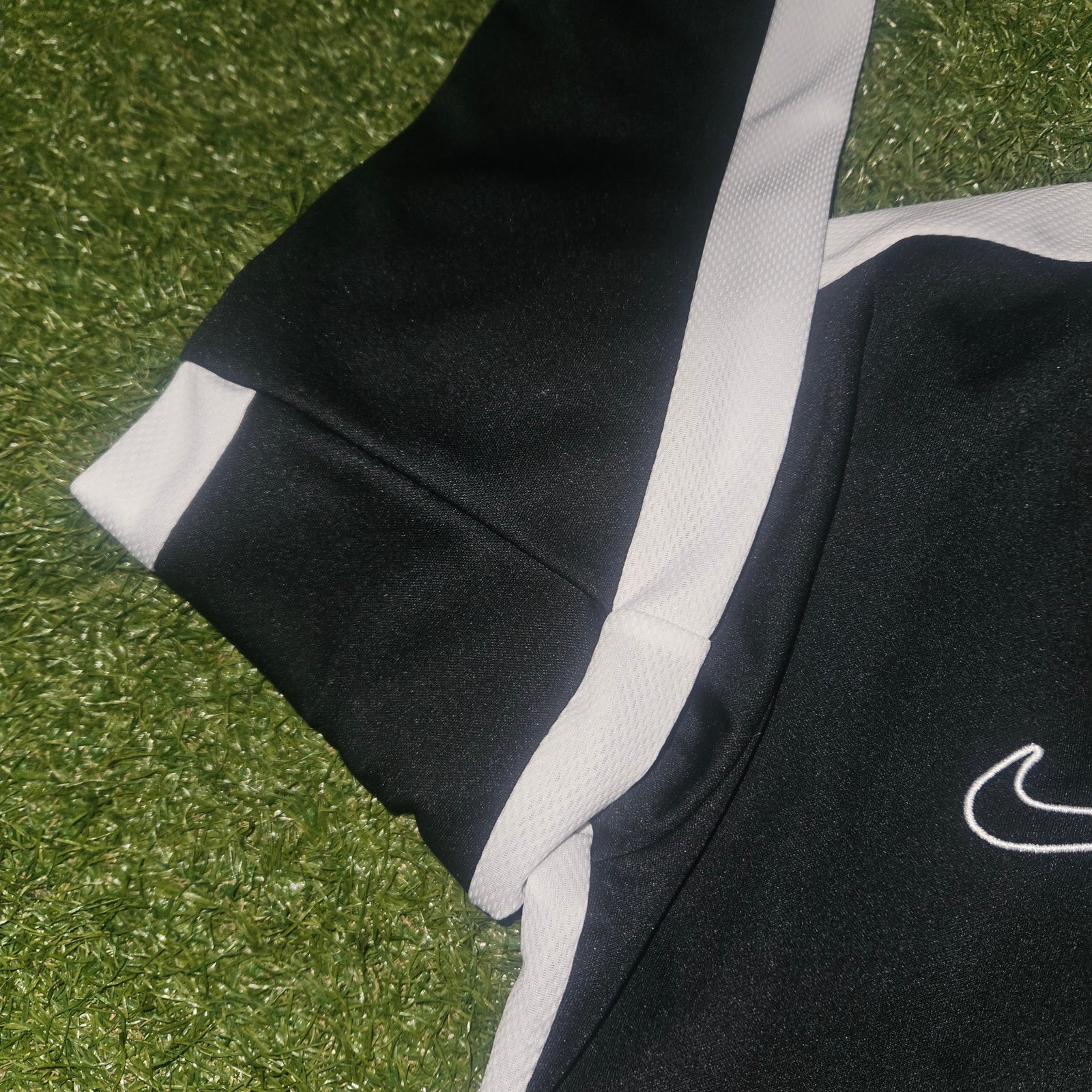 Nike Dri-FIT Men’s Sports Hoodie – Black & White – Size Small
