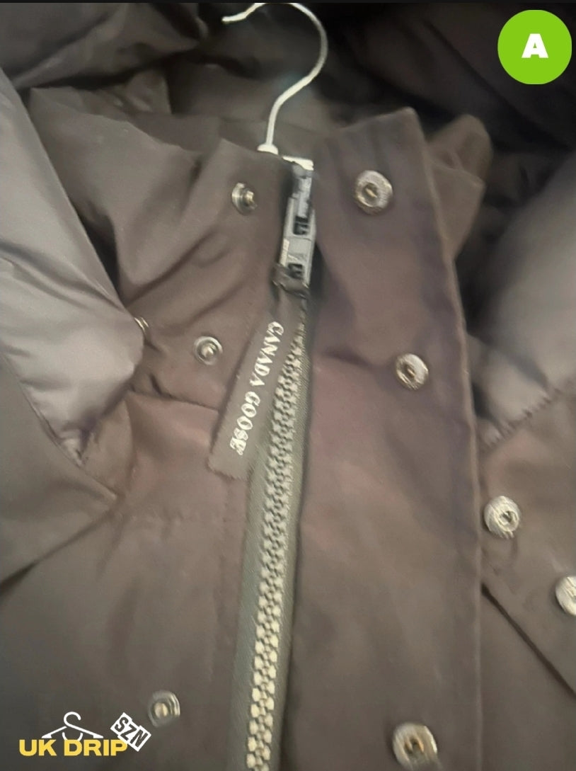 Goose black red badge size medium