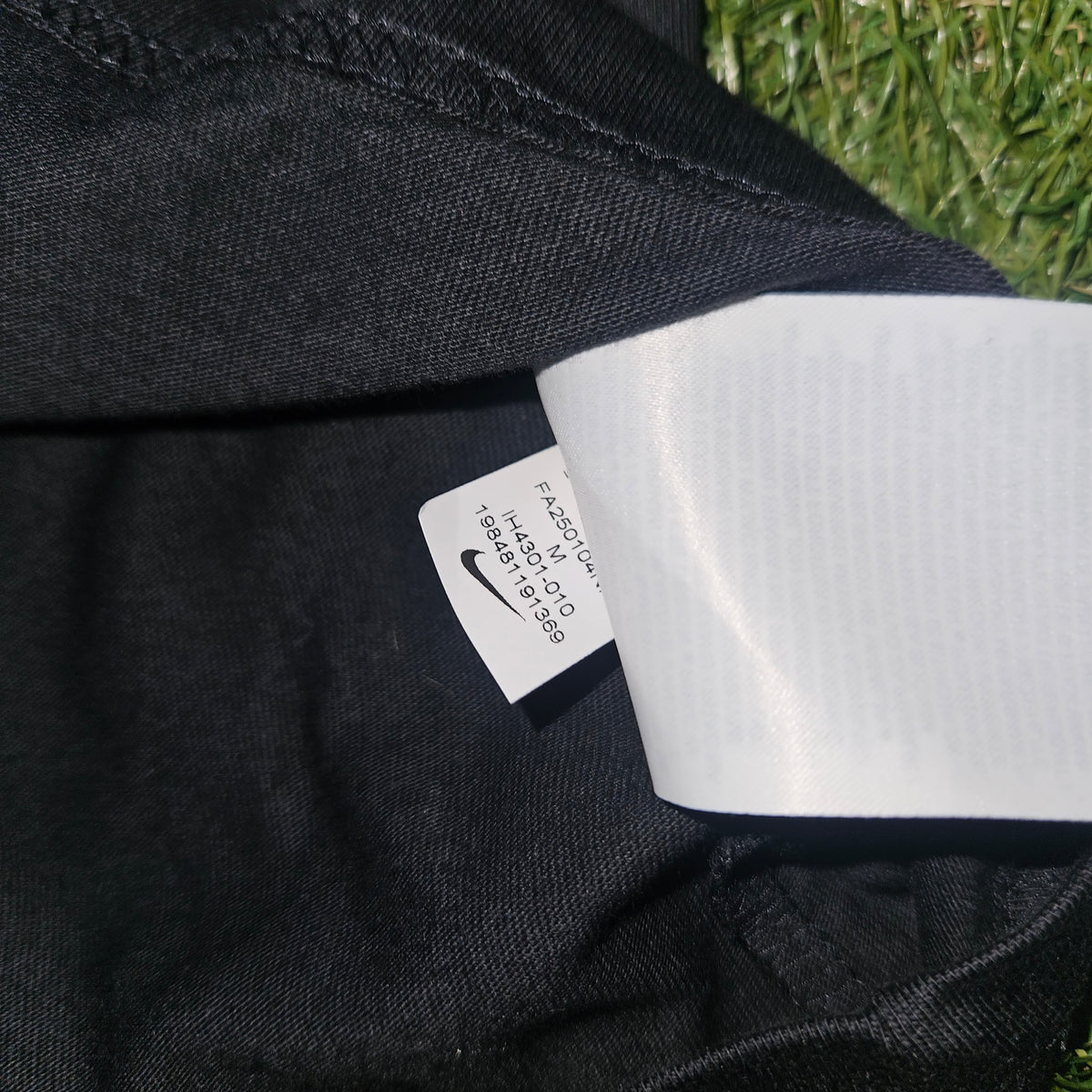 Nike Tech T-Shirt – Black - size medium - bnwt