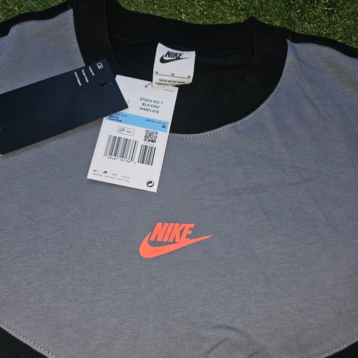 Nike Tech T-Shirt – Black - size medium - bnwt