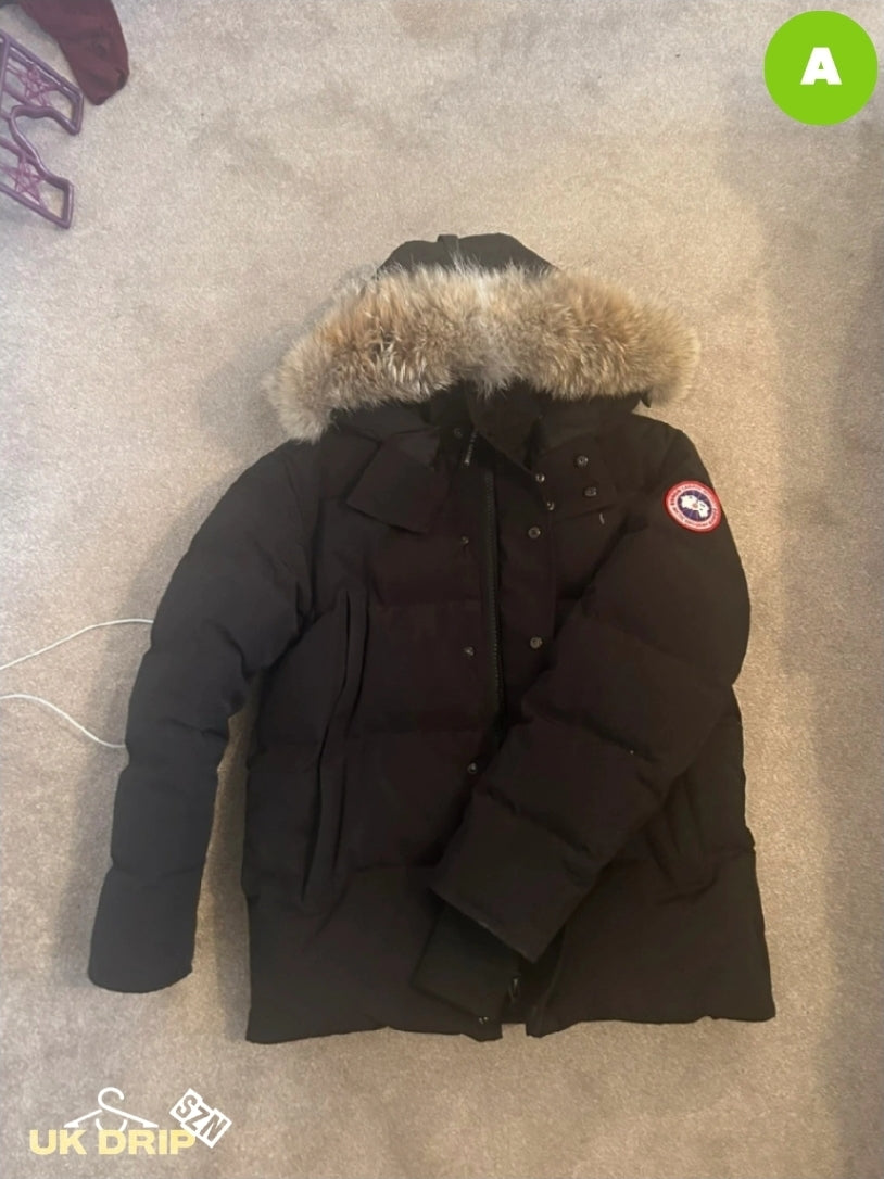 Goose black red badge size medium